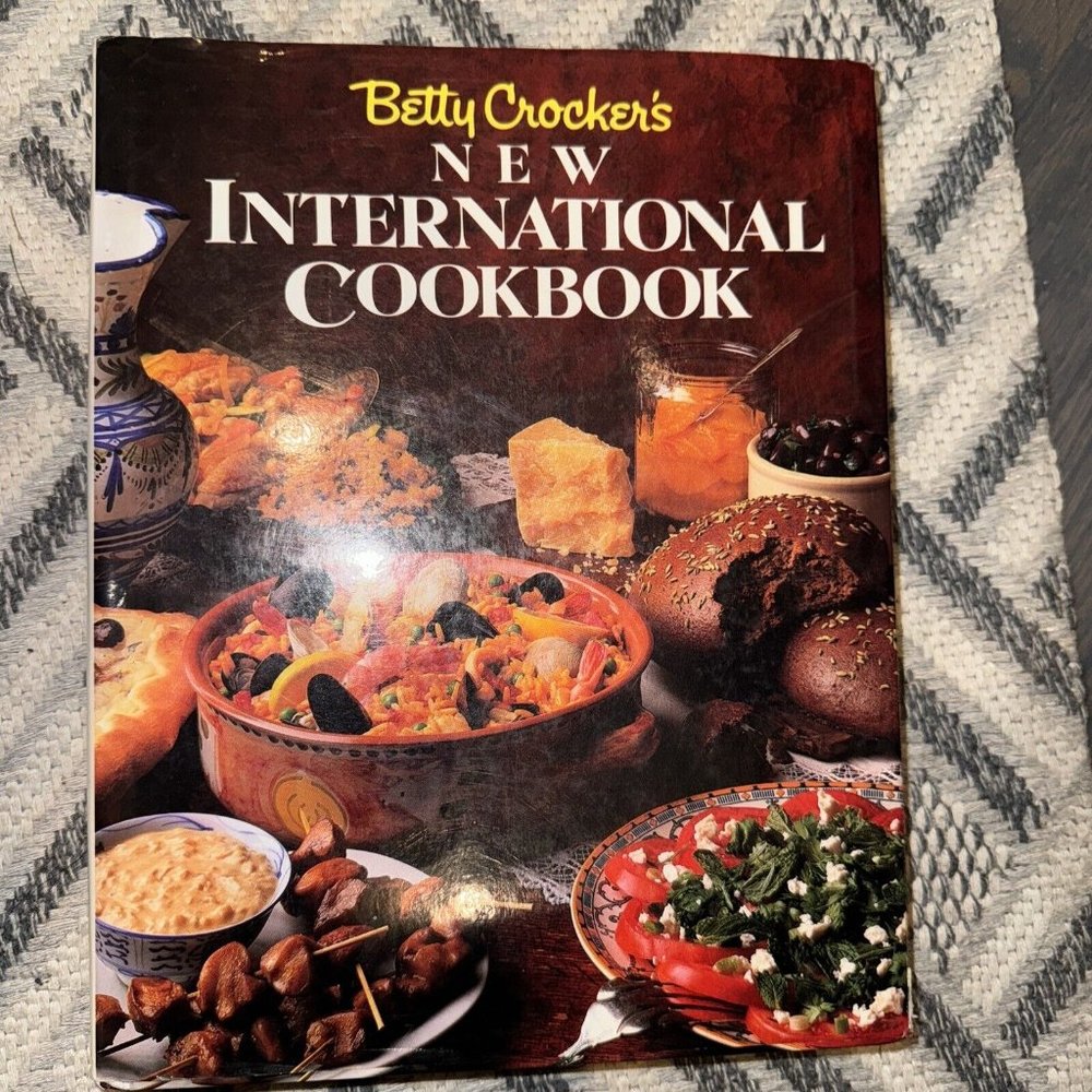 BETTY CROCKER'S New International Cookbook 1989 1st Ed HC DJ VINTAGE 450 Recipes